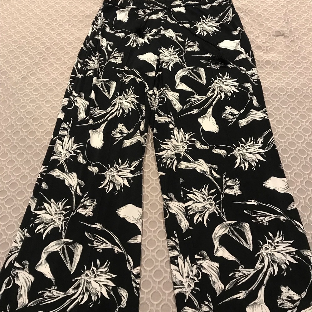 White House Black Market Women’s wide leg pans.  Size M.